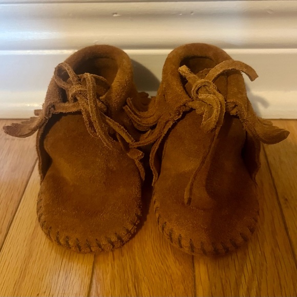 Minnetonka size 2 brown suede baby fringe boots - Picture 2 of 6